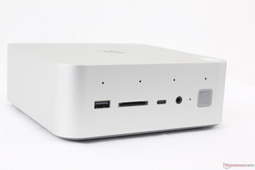 Voorkant: USB-A 3.2 Gen. 2 (10 Gbps), SD-kaartlezer, USB-C met DisplayPort (10 Gbps), 3,5 mm headset, Aan/uit-knop met vingerafdruk, Viervoudige microfoon-array