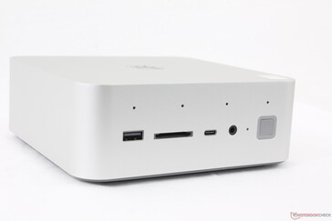 Voorkant: USB-A 3.2 Gen. 2 (10 Gbps), SD-kaartlezer, USB-C met DisplayPort (10 Gbps), 3,5 mm headset, Aan/uit-knop met vingerafdruk, Viervoudige microfoon-array