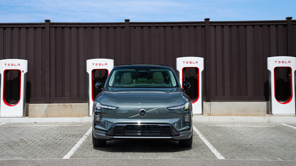 Vanaf het vierde kwartaal van 2026 kunnen bestuurders van volledig elektrische Volvo-modellen, zoals de compacte EX30, meer dan 20.000 Tesla Superchargers in heel Europa rechtstreeks gebruiken via Volvo's eigen smartphone-app.