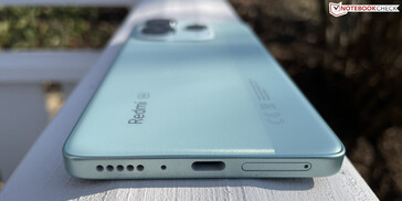Onder: luidspreker, microfoon, USB-C 2.0, SIM/microSD-sleuf (bron: Manuel Masiero)