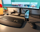 Google Pixel 10a is aangesloten op een monitor en gekoppeld aan een Logitech MK880 als invoerapparaat.