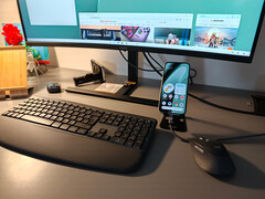 Google Pixel 10a is aangesloten op een monitor en gekoppeld aan een Logitech MK880 als invoerapparaat.