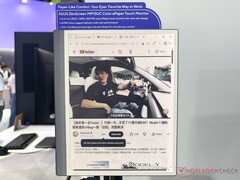Asus toonde het MP13UC e-paper display en de ATS01D stand op Computex 2026.