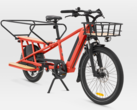 De Decathlon BTWIN R500E elektrische bakfiets is nu verkrijgbaar in het rood. (Afbeelding bron: Decathlon)