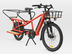 De Decathlon BTWIN R500E elektrische bakfiets is nu verkrijgbaar in het rood. (Afbeelding bron: Decathlon)