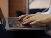 Handen die op het toetsenbord van een laptop typen