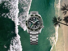 Seiko Prospex HBC001 duikershorloge met groene wijzerplaat en lunette op een achtergrond van strand en oceaan in de lucht.
