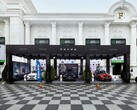 Beursstand van Volvo op Realestate.com.kh Expo 2022, met meerdere Volvo's, waaronder SUV's, met reclamebanners en branding voor een groot wit gebouw met zuilen. (Afbeelding bron: I'm Zion via Pexels)