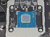 Intel Arc A370M module bevestigd aan het moederbord van de laptop (Image Source: Forbes)