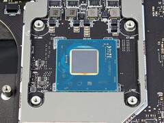 Intel Arc A370M module bevestigd aan het moederbord van de laptop (Image Source: Forbes)