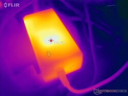 AC adapter kan 40 C bereiken bij zware belasting