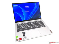 Het testen van de Lenovo Yoga Slim Pro 7 14. Testunit geleverd door Lenovo Duitsland.