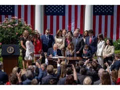 Een foto van de Amerikaanse president Donald Trump die de Take It Down Act ondertekent tijdens een ceremonie in Washington, VS. (Afbeelding Bron: @FLOTUS op X)