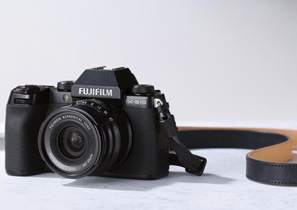 De Fujifilm X-S10 is een krachtige, moderne camera in retrostijl. (Beeldbron: Fujifilm)