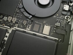 De basis MacBook Pro 14 gebruikt slechts één SSD-chip