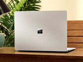 Naar verluidt zal de Surface ‘Minos’ verkrijgbaar zijn in de afwerkingen Zwart en Platina; hiernaast is de Surface Laptop 8 afgebeeld.