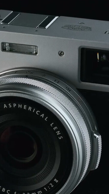 De originele X100V lens ziet er aanzienlijk korter uit en heeft een smallere scherpstelring. (Afbeeldingsbron: Fujifilm)