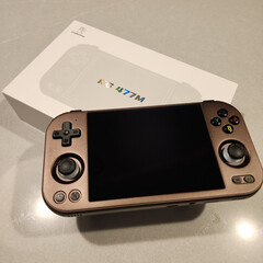 De Anbernic RG477M is al in handen van recensenten. (Afbeeldingsbron: Cary Golomb)