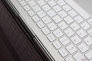 De onderkant van de "kin" is nog smaller dan op de Blade laptop. Scharnier stijfheid is fatsoenlijk met slechts een beetje wankelen, maar we denken dat het stijver zou kunnen zijn