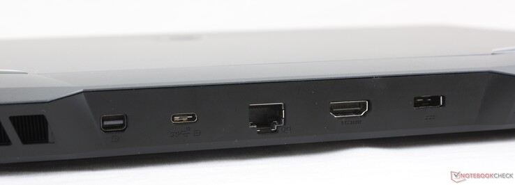 Achterzijde: Mini DisplayPort 1.4, USB-C 3.2 Gen. 2 w / DP, 2,5 Gbps RJ-45, HDMI 2.0, AC-adapter
