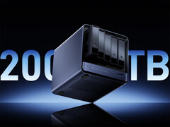 De configuratie met 128 GB unified RAM kan modellen van de 120B-klasse lokaal uitvoeren. Afgebeeld: een promotiefoto waarop de totale opslagcapaciteit van de NAS wordt benadrukt.