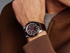 De Citizen Terra Force CA4746-08X - afgebeeld met een donkerbruine wijzerplaat op een pols. (Afbeelding bron: @plus9time op Instagram)