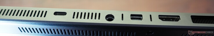 Achterkant: USB-C 4 (DP 2.1 & PD), DC-In, Mini-DisplayPort 2.1, HDMI 2.1