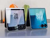 Samsung Galaxy Z Flip7 (rechts) vergeleken met de Flip7 FE (links)