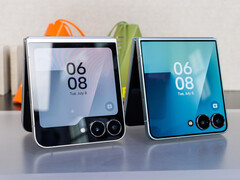Samsung Galaxy Z Flip7 (rechts) vergeleken met de Flip7 FE (links)