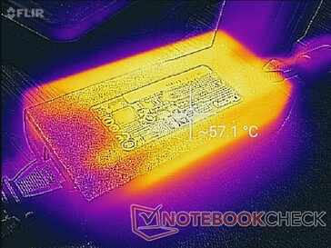 AC-adapter kan behoorlijk warm worden bij meer dan 57 C wanneer je langer dan een uur speelt