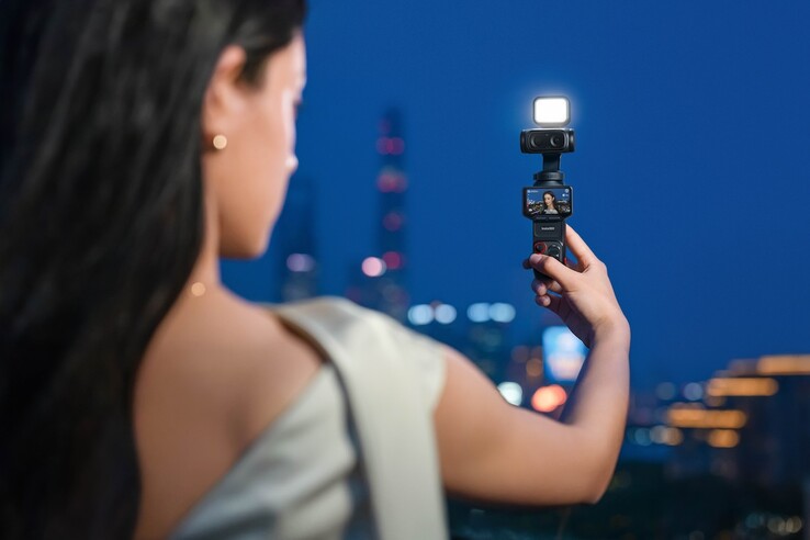 De Insta360 Luna Ultra heeft een ontwerp met twee lenzen