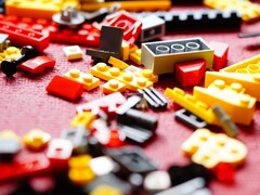 Een foto van LEGO stenen op een rode loper (Foto bron: Efraimstochter - Pixabay)