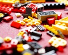 Een foto van LEGO stenen op een rode loper (Foto bron: Efraimstochter - Pixabay)