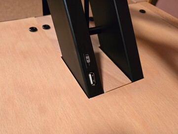 Een tablet of smartphone kan van stroom worden voorzien via de USB-A poort.