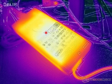 AC-adapter kan meer dan 44 C bereiken bij zware belastingen