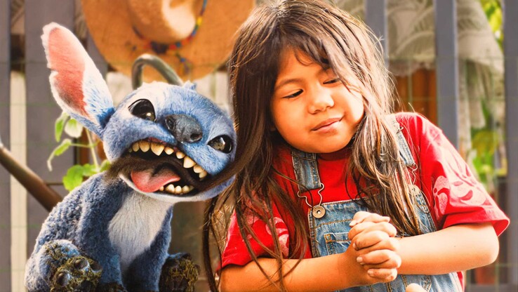 Stitch brengt zijn kenmerkende chaos tot leven naast nieuwkomer Maia Kealoha als Lilo in Disney's live-action adaptatie van Lilo &amp; Stitch (2025). Afbeeldingsbron: AI-gegenereerde afbeelding; personages door Disney