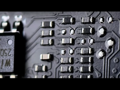 Een afbeelding van het MSI RTX 5090 Lightning moederbord met de weerstanden en sporenlay-out