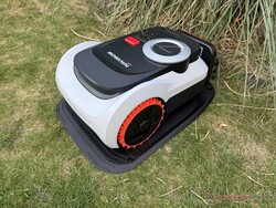 De Navimow i210 LiDAR Pro in zijn laadstation