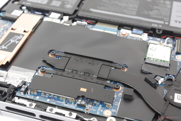 De heat pipe is korter maar dikker dan die op het oudere Inspiron 14 Plus 7420-ontwerp