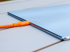 De USB-kabel is dikker dan de tablet.