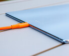De USB-kabel is dikker dan de tablet.