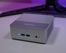Minisforum X1 Lite mini-pc met I/O aan de voorkant met USB-poorten en aan/uit-knop (Afbeeldingsbron: ETA Prime via YouTube)