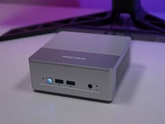 Minisforum X1 Lite mini-pc met I/O aan de voorkant met USB-poorten en aan/uit-knop (Afbeeldingsbron: ETA Prime via YouTube)