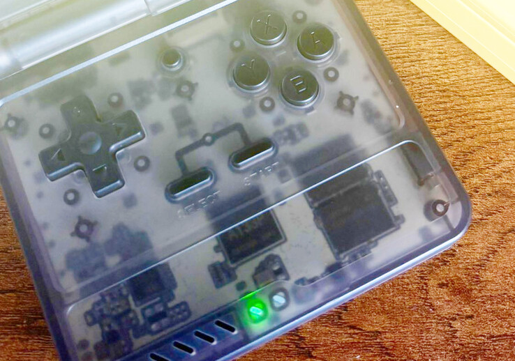 Een close-up onthult de Allwinner A133P chipset in de Powkiddy V90S. (Afbeeldingsbron: Taki Udon - bewerkt)