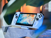 De ROG Ally scoorde goed in onze review, maar zal zijn 40 Wh batterij volledig opgebruiken. (Afbeelding bron: NotebookCheck)