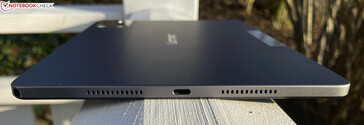 Rechts: luidspreker, USB-C 2.0, luidspreker