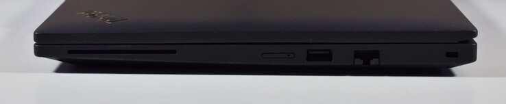 rechts: Smartcardlezer, nanoSIM, USB-A 3.2 Gen 1, RJ45-Ethernet, Kensington-slot