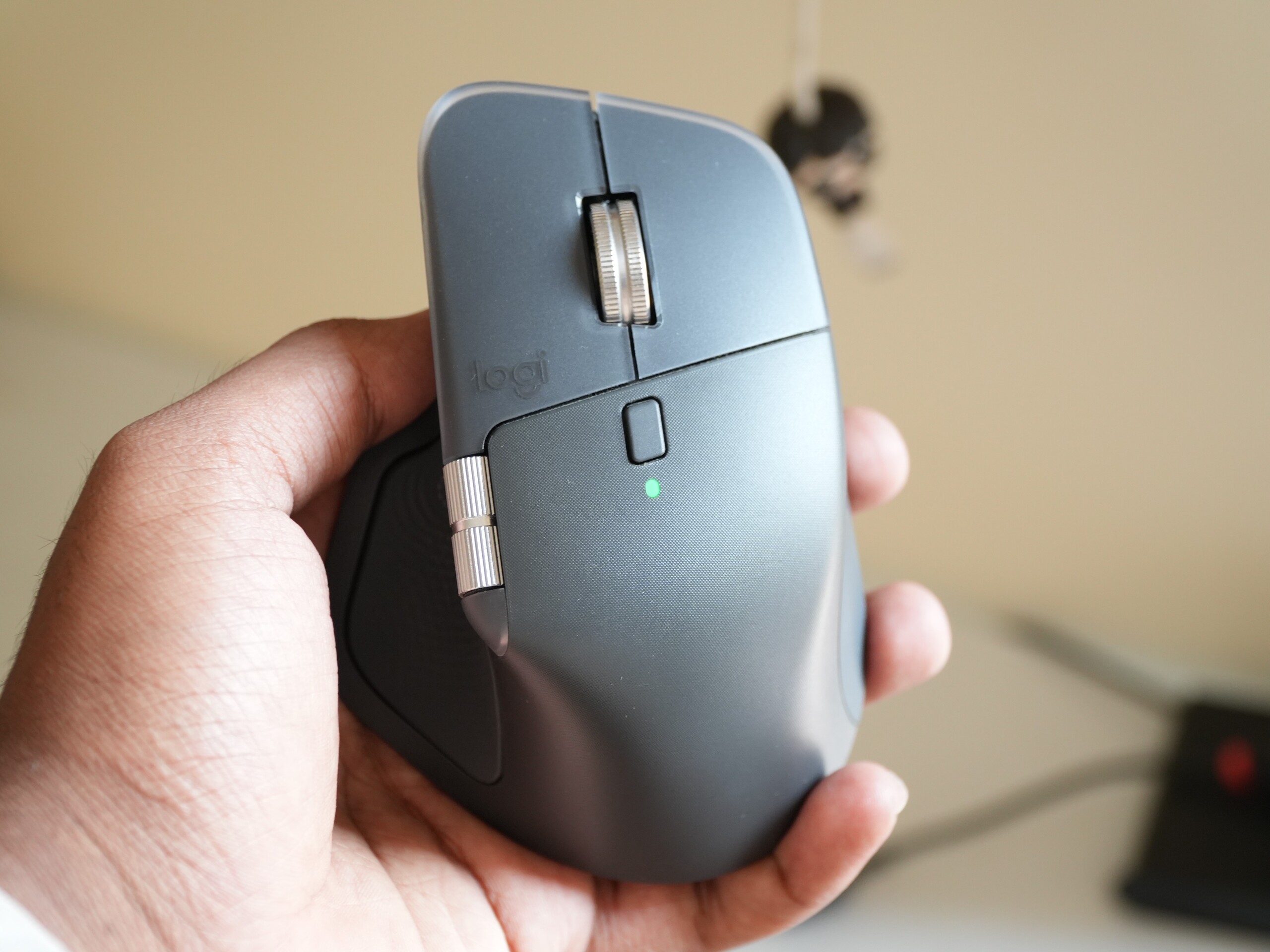 De Logitech MX Master 4 in Graphite (Afbeelding bron: Abhinav Fating/Notebookcheck)
