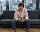 Een foto van Hideaki Itsuno zittend op een bank bij Tencent LightSpeed Studios (beeldbron: LightSpeed Studios)