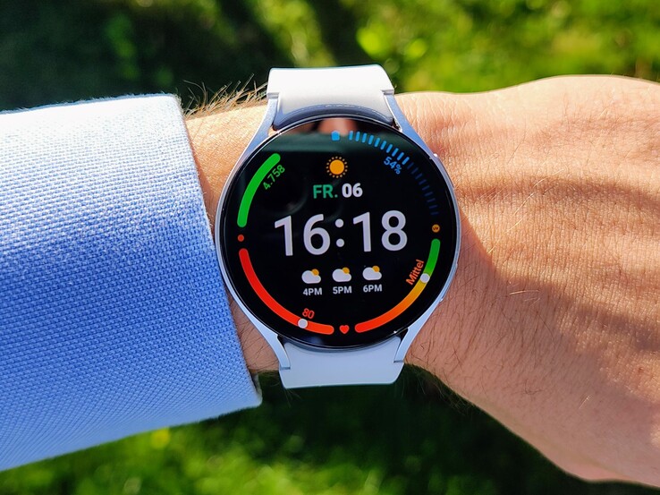 De Samsung Galaxy Watch6 is ook goed leesbaar in zonlicht.